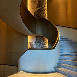 Elegante Betontreppe. Credit: Ling Simin, Unsplash