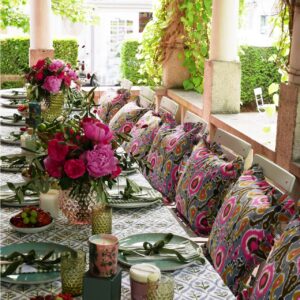 Credit: The Salonette
Ganz im französischen Stil gehalten ist die wunderschöne Tafel mit der Ausstattung von The Salonette. Attraktiv ist der Farb- und Mustermix. Tolle Farbtöne verzieren die Kissen, die Tischdecke wird von Lavendel in Szene gesetzt und die üppigen Rosensträuße sind ein wahrer Blickfang.
