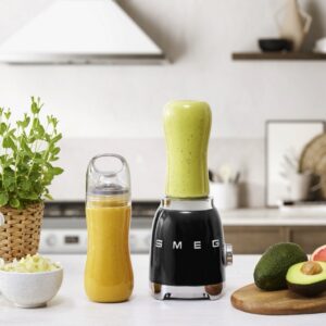Der „Personal Blender“ im Retro-Stil von Smeg ist kompakt und praktisch. Ein Mixer, der sich perfekt für gesunde und schnelle Smoothies eignet, auch für unterwegs, da man die Flaschen mitnehmen kann. Das Gerät hat zwei Geschwindigkeiten. Da es so kompakt ist, spart man Platz auf der Küchenarbeitsplatte, ca. 130 Euro.