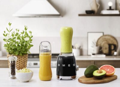 Der „Personal Blender“ im Retro-Stil von Smeg ist kompakt und praktisch. Ein Mixer, der sich perfekt für gesunde und schnelle Smoothies eignet, auch für unterwegs, da man die Flaschen mitnehmen kann. Das Gerät hat zwei Geschwindigkeiten. Da es so kompakt ist, spart man Platz auf der Küchenarbeitsplatte, ca. 130 Euro.