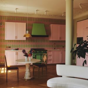 Eine Küche mit Wow-Effekt. Der Look hat eine Retro-Anmutung und zeigt sich super modern. Dazu tragen in diesem Fall auch die kräftigen Farben bei. Ein Hingucker sind die interessanten Wandfliesen. Der Herd von La Cornue erinnert an klassische Landhausküchen. Er ist aber ebenfalls neu interpretiert.