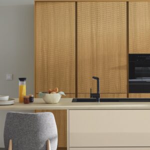 Eher Beige als Greige präsentiert sich die Zeile von Ballerina Küchen. Ergänzt wird sie durch die Fronten in Wiener Geflecht. Das ergibt einen außergewöhnlichen Stil. Pur trifft dabei auf verspielt. Die Wand in Greige ist optisch die perfekte Mitte zwischen den beiden Looks.