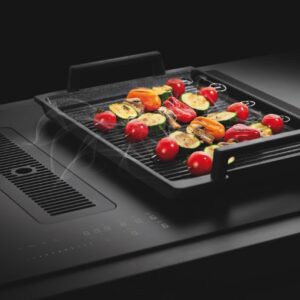 Kochfelder mit matter Optik sehen wirklich edel aus. Für das Kochfeld von Blau-punkt lassen sich unterschiedliche, voreingestellte Festtemperaturen wählen. Die Platten können, je nach Topfgröße, zusammengeschaltet werden. Alle Gerichte können punktgenau erhitzt werden. Das Kochfeld begeistert außerdem mit einer Grillfunktion und einem speziellen „Cooking Chef Mode“.