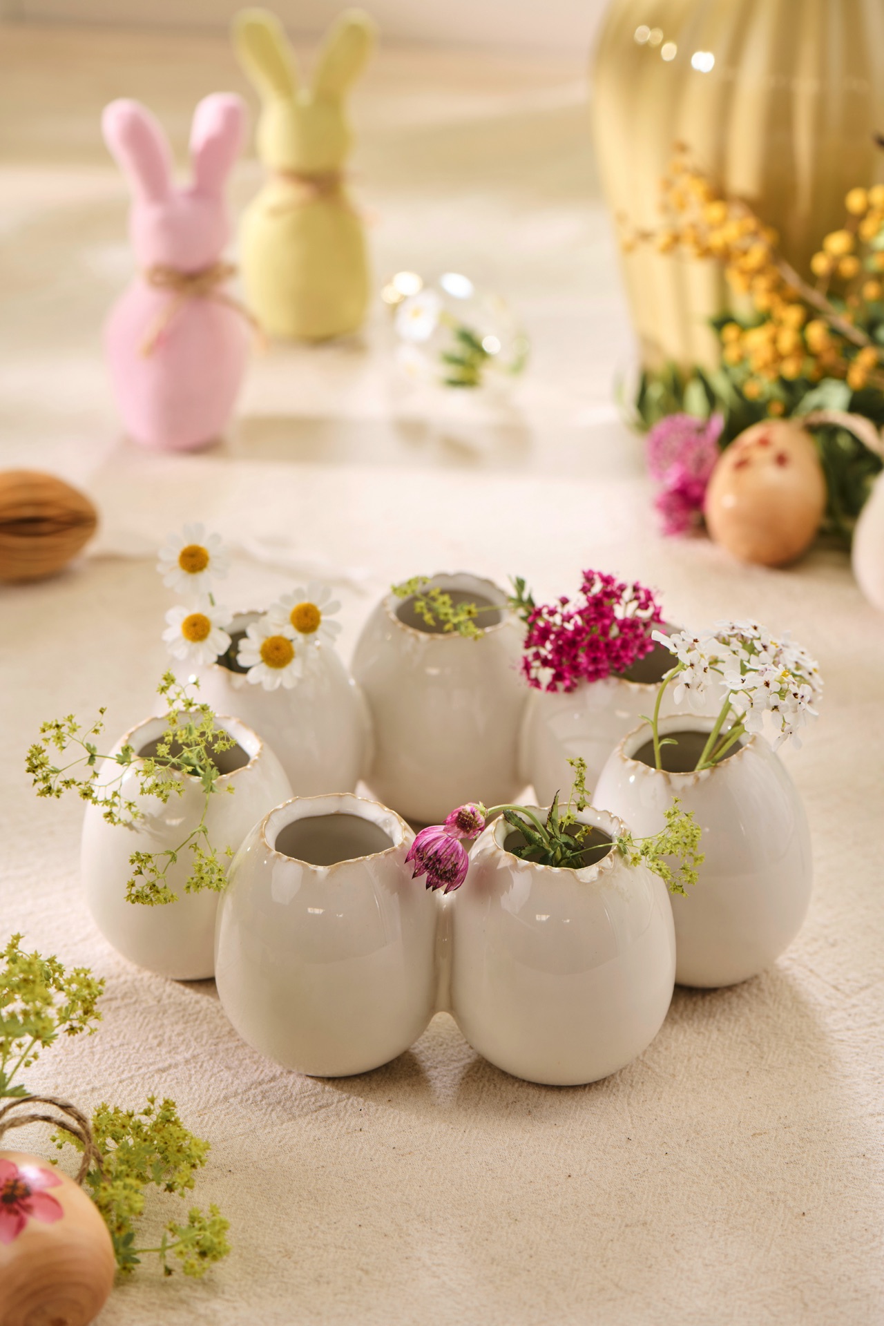 Die Vase aus Steingut besteht aus sieben Eiern, die fest aneinander hängen. Gefüllt werden sie mit frischen Frühlingsboten, wie Gänseblümchen oder Traubenhyazinthen von Ib Laursen über Car Möbel, ca. 27 Euro. Auch Trockenblumen machen sich wunderbar und unterstreichen den natürlichen Charakter der Vase. In einem sanften Creme Ton gehalten, wirkt sie natürlich und zeitlos mit einem Durchmesser von 19,5 Zentimetern. Jede einzelne Vase ist 6,5 Zentimeter hoch. 