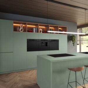 Für ein gelungenes Küchenbild sorgen die matten Gerätefronten aus der „Accent line“ in „Carbon Black“ aus Glas und gebürstetem Edelstahl. Die Geräte lassen sich per App von überall steuern, von Bosch.