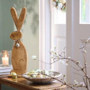 Der Hase aus Mangoholz ist mit einer Schleife und einem silberfarbenen Ei geschmückt. Er hat eine Höhe von 62 Zentimetern, ist schlicht und durch die Größe dennoch sehr auffällig. Wer mag, kann ihn auch mit einer Schleife verschönern oder ihn sogar bunt streichen. Die Holzfigur ist zeitlos und passt zu unterschiedlichen Küchen-Stilrichtungen, von Ernsting’s Family.