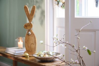Der Hase aus Mangoholz ist mit einer Schleife und einem silberfarbenen Ei geschmückt. Er hat eine Höhe von 62 Zentimetern, ist schlicht und durch die Größe dennoch sehr auffällig. Wer mag, kann ihn auch mit einer Schleife verschönern oder ihn sogar bunt streichen. Die Holzfigur ist zeitlos und passt zu unterschiedlichen Küchen-Stilrichtungen, von Ernsting’s Family.