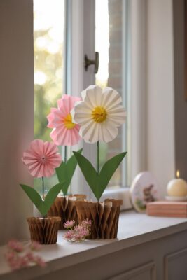 Wer sagt denn, dass nur echte Blumen gut aussehen? Bester Beweis sind die Papierblüten im Topf von Ernsting’s Family. Sie haben einen Magnetverschluss zum Auffächern. Besonders dekorativ sehen sie in einer Gruppe in unterschiedlichen Größen und Farben aus, je ca. 4 Euro.