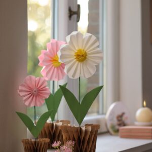 Wer sagt denn, dass nur echte Blumen gut aussehen? Bester Beweis sind die Papierblüten im Topf von Ernsting’s Family. Sie haben einen Magnetverschluss zum Auffächern. Besonders dekorativ sehen sie in einer Gruppe in unterschiedlichen Größen und Farben aus, je ca. 4 Euro.