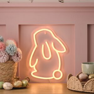Die Neonlampe in Hasenform bringt frühlingshafte Akzent in die Küche und ist ein echter Augenschmaus. Normalerweise ist sie fürs Kinderzimmer gedacht, wo sie den Rest des Jahres für einen wohnlichen Look sorgen kann. Der warmweiße Neon-Umriss mit hängenden Ohren und einer kleinen runden Schwanzform ist auf einem transparenten Acrylrahmen montiert. Mit der beiliegenden Fernbedienung kann die Helligkeit in drei Stufen angepasst werden, von Lights4fun.