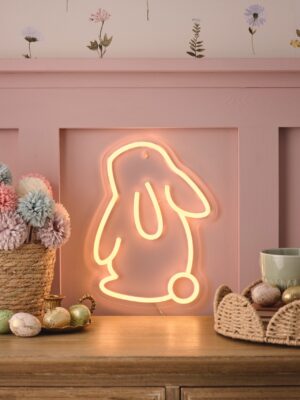 Die Neonlampe in Hasenform bringt frühlingshafte Akzent in die Küche und ist ein echter Augenschmaus. Normalerweise ist sie fürs Kinderzimmer gedacht, wo sie den Rest des Jahres für einen wohnlichen Look sorgen kann. Der warmweiße Neon-Umriss mit hängenden Ohren und einer kleinen runden Schwanzform ist auf einem transparenten Acrylrahmen montiert. Mit der beiliegenden Fernbedienung kann die Helligkeit in drei Stufen angepasst werden, von Lights4fun.