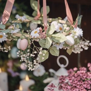 An einem Metallkranz befestigt ist die 2,3 Meter lange Girlande mit Schlaufe. Sie kombiniert pastellfarbene Ostereier, zarte Gänseblümchen und warmweiße LEDs und schafft eine sanfte und helle Atmosphäre. Die Elemente, die zur Girlande gehören, können ganz unterschiedlich daran befestigt werden, ganz nach Geschmack. Der Kranz kann über dem Esstisch platziert werden. Die Girlande kann aber auch das Küchenregal in Szene setzen, von Lights4fun.