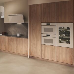 Ein edles Trio. Die grifflosen Premium-Geräte zum Backen und Garen werden von einem Weinkühlschrank ergänzt. Er hat zwei Temperaturzonen, eine Touch-Control-Bedienung und eine LED-Beleuchtung. Praktisch ist auch die Push-to-open-Türöffnungshilfe. Natürlich sind die Geräte in angesagter matter Anmutung gehalten.