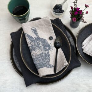 Leinenservietten bringen Persönlichkeit auf den gedeckten Tisch. Dieses Motiv mit Wildkaninchen stammt vom Hamburger Label Frohstoff, das für hochwertige Siebdrucke auf Stoffservietten bekannt ist. Die Stoffservietten können über viele Jahre hinweg genutzt werden. Charmant wirkt es, wenn sie locker auf dunklem Geschirr oder einer Holzplatte platziert werden.