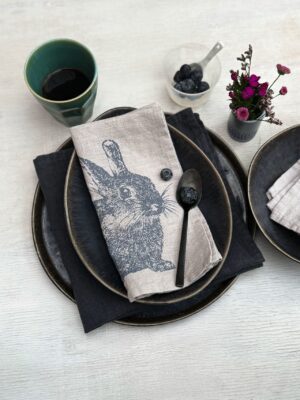 Leinenservietten bringen Persönlichkeit auf den gedeckten Tisch. Dieses Motiv mit Wildkaninchen stammt vom Hamburger Label Frohstoff, das für hochwertige Siebdrucke auf Stoffservietten bekannt ist. Die Stoffservietten können über viele Jahre hinweg genutzt werden. Charmant wirkt es, wenn sie locker auf dunklem Geschirr oder einer Holzplatte platziert werden.