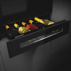 Auch Kleinigkeiten machen etwas her, wenn sie matt auftreten. Dazu zählt die Weinschublade von Blaupunkt. Wein wird hier in kompakter Form gekühlt. Fünf Fla-schen passen in die Schublade. Die Temperatur lässt sich zwischen fünf und 20 Grad einstellen. Die Schublade kann elektronisch geöffnet werden.