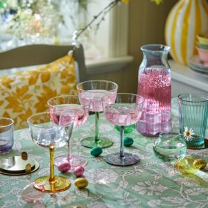 Bunte Gläser bringen Frische auf die Ostertafel und sorgen sofort für Frühlingsstimmung. Die Serie „Tjärlek“ von Ikea setzt auf Farben wie Rosa, Grün und Gelb. Toll sieht es aus, wenn unterschiedliche Glasfarben miteinander kombiniert werden. Eine Karaffe mit selbstgemachter Beerenlimonade ergänzt das Ensemble perfekt.