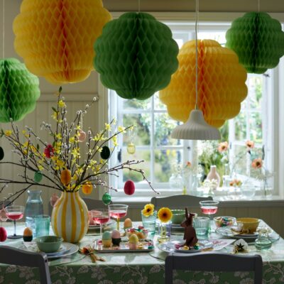 So frisch ist dieses gesamte Ensemble. Dazu tragen die Papierpompons in fröhlichen Farben bei. Auch die gemixten Zweige bringen Bewegung in die Tischdeko. Eine beeindruckende Ausstrahlung hat es, wenn die Farben beim Geschirr oder der Tischwäsche aufgegriffen werden. Alles von Ikea.
