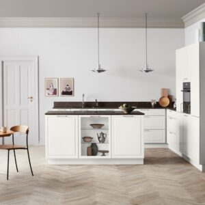 Ganz auffallend ist der nordische Einfluss bei diesen Möbeln aus der Serie „Pavia“ von Kvik. Denn helle Fronten und eine reduzierte Gestaltung erinnern an skandinavische Küchenkonzepte. Der Landhausstil zeigt sich dabei von seiner minimalistischen Seite.