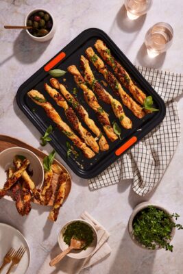 Käse-Speck-Blätterteigstangen. Foto: © 2024 Le Creuset, www.lecreuset.com