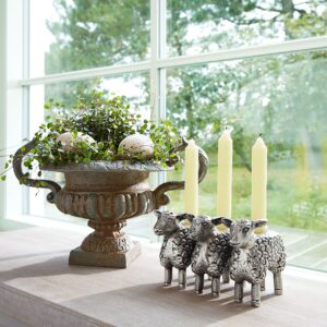 Wie niedlich sich die Schafe auf die Fensterbank geschlichen haben in Form des Kerzenhalters Séverac aus Aluguss. Seine lebendige Ornamentstruktur lässt die Oberfläche funkeln und das Kerzenlicht noch strahlender erscheinen. Ob auf dem gedeckten Tisch, im Fenster oder auf einer Kommode, die Deko sieht einfach charmant aus, ca. 50 Euro, von Loberon.