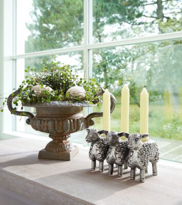 Wie niedlich sich die Schafe auf die Fensterbank geschlichen haben in Form des Kerzenhalters Séverac aus Aluguss. Seine lebendige Ornamentstruktur lässt die Oberfläche funkeln und das Kerzenlicht noch strahlender erscheinen. Ob auf dem gedeckten Tisch, im Fenster oder auf einer Kommode, die Deko sieht einfach charmant aus, ca. 50 Euro, von Loberon.