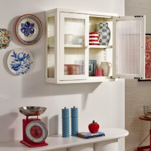 Konsequent in Rot, Weiß und Blau ist die Einrichtung gehalten. Das Sideboard setzt ein Statement mit seiner Optik, der Schrank lässt den Country-Charme erahnen und die Details bringen eine Prise Retro mit sich. Vitrine aus der „Glass Collection“ von Mustard Made.