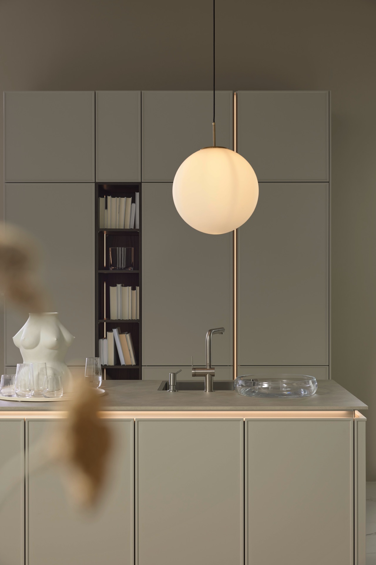 Das Mattlack-Konzept von Nolte Küchen ist genau richtig für das Beige-Grau. Es wirkt elegant und trotzdem zeitgemäß. Die Wandfarbe von Schöner Wohnen hat exakt den gleichen Ton und geht optisch in die Küche über. Diese Ganzheitlichkeit wurde mit dem Kitchen Innovation Award 2026 ausgezeichnet.