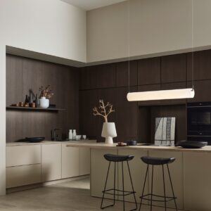 Edle dunkle Eiche in „Tobacco“ trifft auf die schlichten Fronten „Neo Slim“. Das strahlt eine subtile Tiefe und Ruhe aus und ergibt noch dazu einen sehr repräsentativen Gesamtraum.