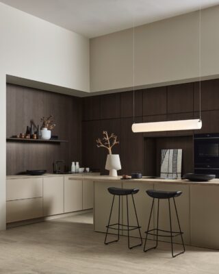 Edle dunkle Eiche in „Tobacco“ trifft auf die schlichten Fronten „Neo Slim“. Das strahlt eine subtile Tiefe und Ruhe aus und ergibt noch dazu einen sehr repräsentativen Gesamtraum.