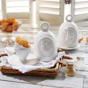 Die eleganten Eierbecher dürfen nicht nur Ostern zum Einsatz kommen. Das wäre viel zu schade. Die filigranen Keramikformen wirken stilvoll zu hellem Leinen. Eigentlich gehören natürlich Eier hinein, doch auch ergänzt mit frischem Gebäck, entsteht österliche Stimmung. Eierbecher von Mirabeau über Otto.