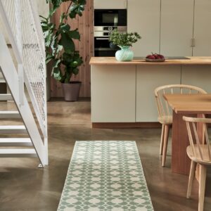 Greige im Skandi-Stil, das zeigt diese einfache Küche. Helles Holz, Pflanzen und der Teppich „Anya“ von Pappelina sorgen für den Kuschel-Faktor im Zimmer. Praktisch: Der Teppich in „Misty Mist“ kann bei Bedarf auch Outdoor genutzt werden.