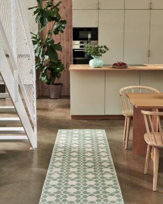 Greige im Skandi-Stil, das zeigt diese einfache Küche. Helles Holz, Pflanzen und der Teppich „Anya“ von Pappelina sorgen für den Kuschel-Faktor im Zimmer. Praktisch: Der Teppich in „Misty Mist“ kann bei Bedarf auch Outdoor genutzt werden.