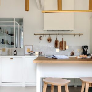 Die süßen Details, wie die Lampe oder einzelne Deko-Elemente, fallen sofort auf. Insgesamt kommt die Küche mit wenig Stilmitteln aus und hat dennoch eine richtig zeitgemäße Note, von Plum Living.