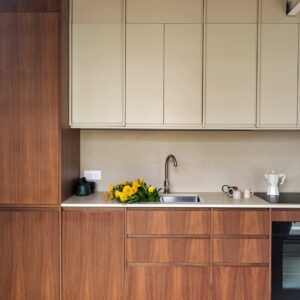 Bei der Küche von Plum Living spielt Greige eher eine untergeordnete Rolle und das Wallnussbraun dominiert. Das Gute ist, dass dadurch das Holz leichter, frischer und moderner aussieht. Richtig schön zeigt sich auch die Form der Fronten, die in beiden Optiken einheitlich ist.