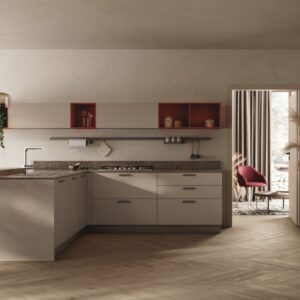 Ein dunkler, rxxeige-Ton ziert die Fronten der Küche „neoLodge“ von Nolte Küchen. Rillen, die breite Arbeitsfläche und viele weitere Details verleihen ihr einen luxuriösen Charakter.