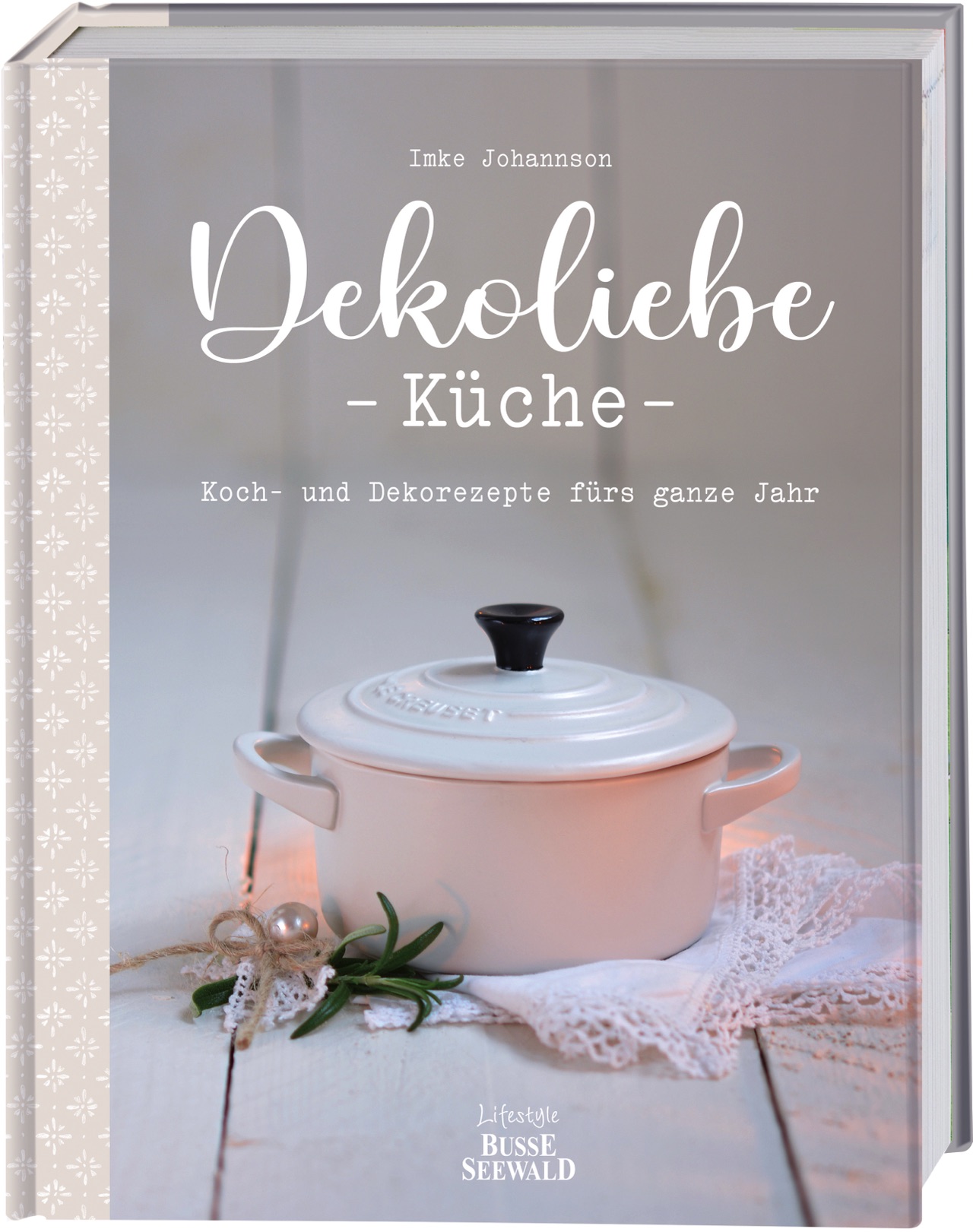 Das Buch „Dekoliebe Küche, Koch- und Dekorezepte fürs ganze Jahr" von Imke Johannson kombiniert kulinarische Rezepte für den Alltag mit kreativen Dekorationsideen für die Küche, angepasst an die verschiedenen Jahreszeiten. Es bietet abwechslungsreiche, saisonale Rezepte, die auf regionalen Zutaten basieren. Ergänzt werden die Kochideen durch stimmungsvolle Inspirationen, so zum Beispiel frühlingshafte Akzente. Erschienen bei Busse Seewald, 25 Euro.