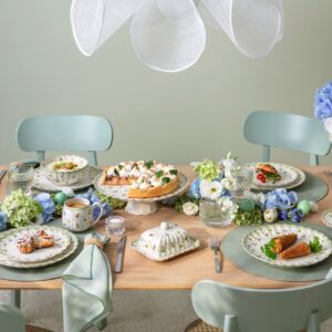 Die Serie „Easter Delight“ von Villeroy & Boch begeistert mit österlichen Motiven. Zusammen mit den hübschen Blumen entsteht eine festliche Tischgestaltung. Wer es dezenter mag, auch einzelne Elemente der Kollektion können wirkungsvoll eingesetzt werden. Ein Teller in Verbindung mit robustem Keramikgeschirr in Salbeitönen ist ein gelungener Kontrast.