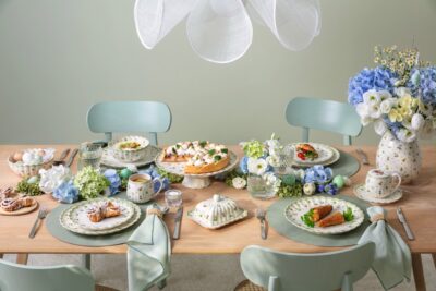 Die Serie „Easter Delight“ von Villeroy & Boch begeistert mit österlichen Motiven. Zusammen mit den hübschen Blumen entsteht eine festliche Tischgestaltung. Wer es dezenter mag, auch einzelne Elemente der Kollektion können wirkungsvoll eingesetzt werden. Ein Teller in Verbindung mit robustem Keramikgeschirr in Salbeitönen ist ein gelungener Kontrast.
