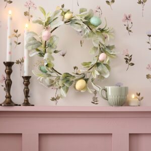 Eine romantische Oster-Stimmung versprüht der niedliche Kranz in zartem Grün mit Eiern in Pastelltönen. Er hat einen Durchmesser von 40 Zentimetern, von Lights4fun. Attraktiv sieht er über einem Sideboard aus, aber auch am Fenster oder der Tür.