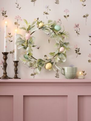 Eine romantische Oster-Stimmung versprüht der niedliche Kranz in zartem Grün mit Eiern in Pastelltönen. Er hat einen Durchmesser von 40 Zentimetern, von Lights4fun. Attraktiv sieht er über einem Sideboard aus, aber auch am Fenster oder der Tür.