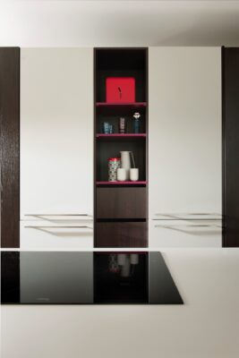 Rot plus Braun plus Greige, das ist wirklich mal ein anderer Look. Die Küche aus der Serie „Work’n Hide“ ist von Schmidt Küchen. Die Farbkombi lässt sie japanisch aussehen. 