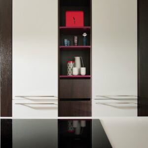 Rot plus Braun plus Greige, das ist wirklich mal ein anderer Look. Die Küche aus der Serie „Work’n Hide“ ist von Schmidt Küchen. Die Farbkombi lässt sie japanisch aussehen. 