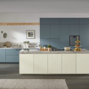 Die Prägung der Fronten ist hier das Besondere. Beige und Eisblau verbinden sich bei der Küche von Ballerina Küchen optimal. Die großzügigen Proportionen lassen den Raum offen erscheinen. Holz sorgt für den Hygge-Aspekt.