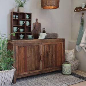 Das massive Holzsideboard von Chic Antique bringt Charakter und Geschichte in die Küche. Möbel mit sichtbarer Patina sind typische Elemente. Mit den salbeigrünen Accessoires und anderen hübschen Dingen entsteht eine Balance zwischen Tradition und zeitgemäßem Design.