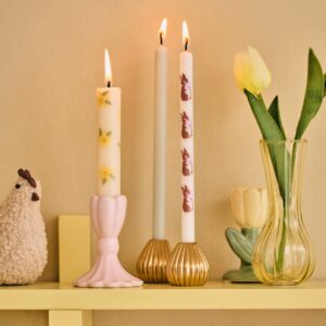 Ein Mix aus verschiedenen Kerzen und Kerzenständern wirkt lässig. Süß sehen die Accessoires auf einem Küchenregal aus. Dazu können Blumen oder ein Huhn kombiniert werden. Sie passen aber auch perfekt auf den Ostertisch. Alles von Søstrene Grene.