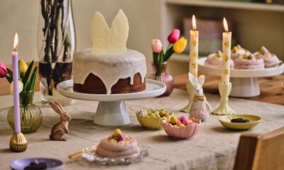 Viele nette Details prägen den Tisch und passen richtig gut zusammen, alles von Søstrene Grene. Ein Kuchen darf an Ostern nicht fehlen. Beliebt ist der typische Carrot-Cake. Zum Augenschmaus wird er, wenn er mit den Hasenohren aus weißer Schokolade verziert wird. Am besten die Ohren aus Pappe ausschneiden, auf ein Backblech legen und flüssige Schokolade hineingießen. Nach dem Trocknen mit der Glasur auf dem Kuchen befestigen.