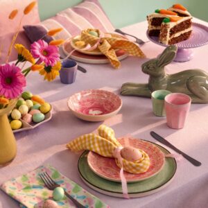 Die Servietten zu Hasenohren zu legen und um ein Ei zu drapieren, ist die perfekte Osteridee. Ein Osterbrunch lebt von Farben und kleinen Überraschungen. Auf dieser Tafel findet sich beides, von Homesense.