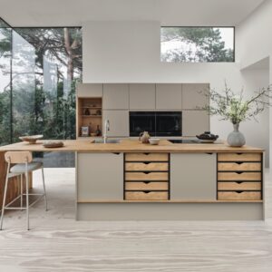 An Harmonie kaum zu übertreffen ist die Küche „Mano“ in Arizona Beige“ und „Light Oak“ von Kvik. Denn Holz und Greige verschmelzen regelrecht zu einer Einheit. Im gleichen Stil wurden auch die Accessoires dazu gewählt und verstärken die Kombi.