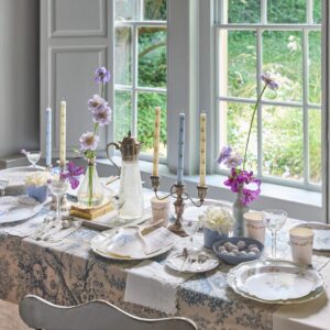 Verspielte Papierdekoration kann edel aussehen. Das beweist das Geschirr von Meri Meri. Das Label gestaltet detailreiche Papierelemente, so den Hasen oder die Becher. Sie lassen sich mit Pastellgeschirr, den ziselierten Gläsern und leichten Stoffservietten stilvoll kombinieren. Schön ist der Effekt, wenn zarte Dekoelemente, wie die Blumen, ergänzt werden.